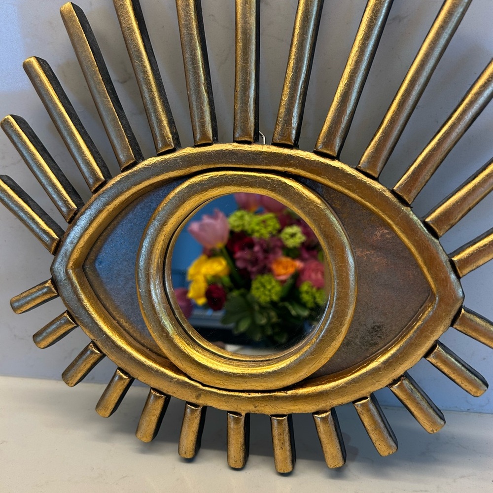 West Elm Gold Eye-Shaped Wall Mirror Decor

Made in Peru
Wood - Picture 3 of 4